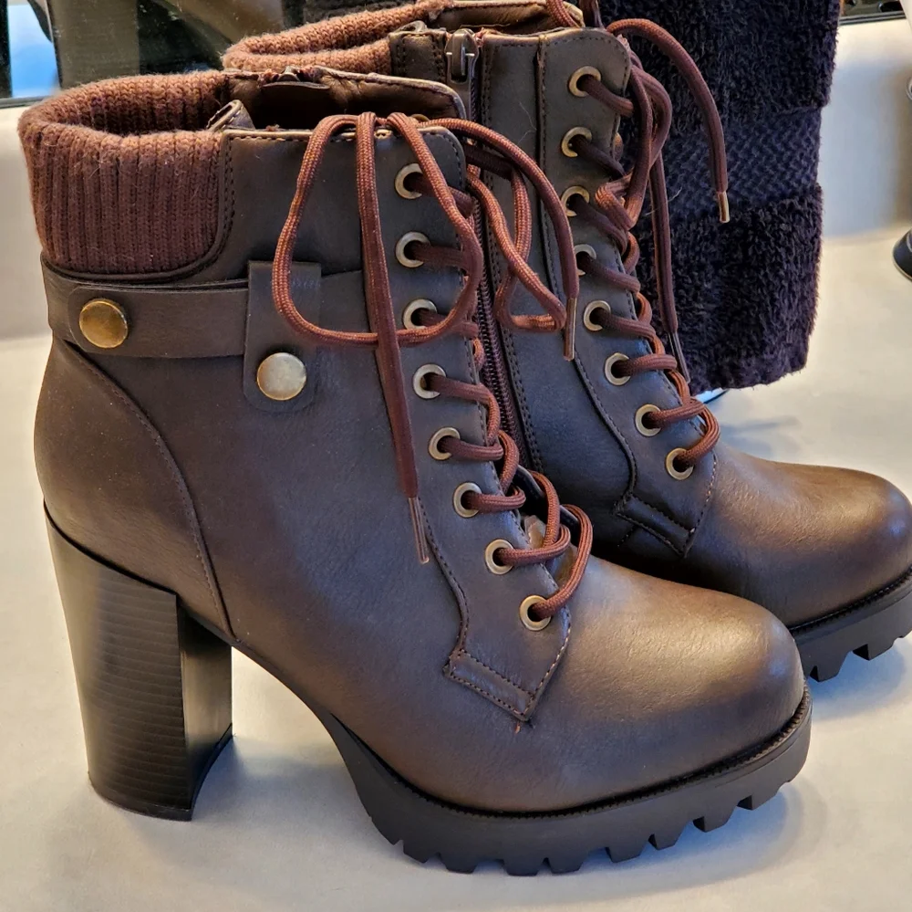 DREAM PAIRS Lace up Combat Ankle Chunky Heeled Boots Like New!